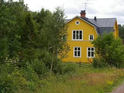 Blick von der Schotterpiste auf die Nordseite des Hauses