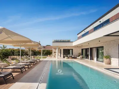 PoolOfHouse