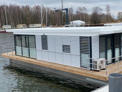 Außenansicht des Gebäudes. Ferienhaus auf dem Wasser mit festem Liegeplatz