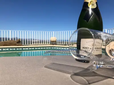 Pool. Traumhafter Berg und Meerblick