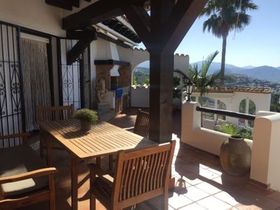 Terrasse. den den Blick in die Natur schweifen lassen