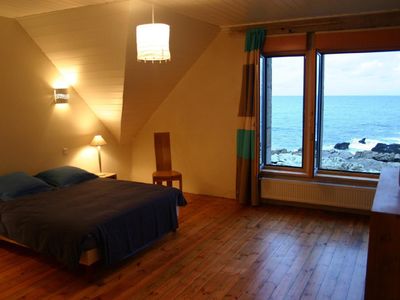 Schlafzimmer im Obergeschoss mit Blick auf das Meer