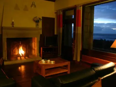 Wohnraum mit Kamin und Blick auf das Meer