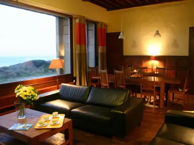 Essbereich mit Blick auf das Meer