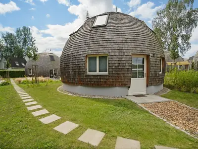Ferienhaus Kugelhaus Südkugel am Tollensesee - Hauseingang am Rundweg