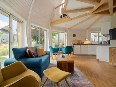Ferienhaus Kugelhaus Südkugel am Tollensesee - Wohnbereich mit Gartenblick