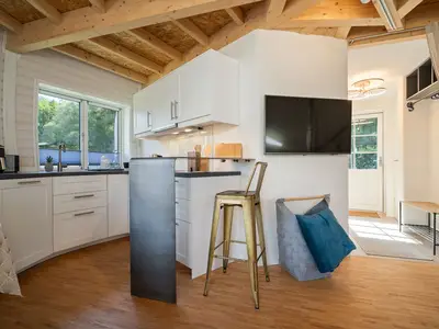 Ferienhaus Kugellager - Kugelhaus am Tollensesee - Offener Küchenbereich mit Sitzinsel