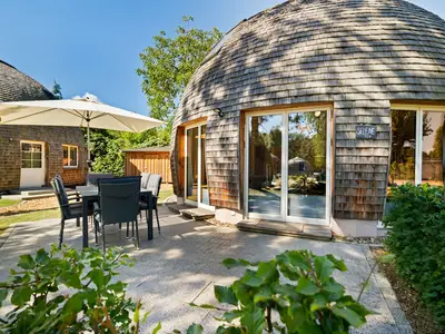 Ferienhaus Selene - Kugelhaus am Tollensesee - großzügige Terrasse mit Gartenblick