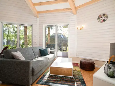 Ferienhaus Selene - Kugelhaus am Tollensesee - gemütliche Couchecke mit modernem TV