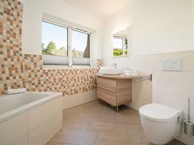 Ferienhaus Selene - Kugelhaus am Tollensesee - Tageslichtbad mit Badewanne