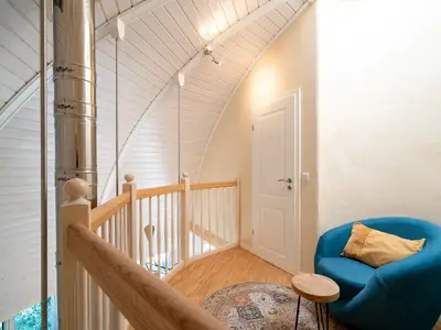 Ferienhaus Selene - Kugelhaus am Tollensesee - Empore im Obergeschoss mit bequemem Sessel