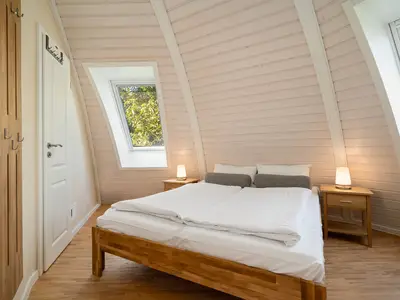 Ferienhaus Selene - Kugelhaus am Tollensesee - Schlafzimmer mit besonderen runden Fenstern