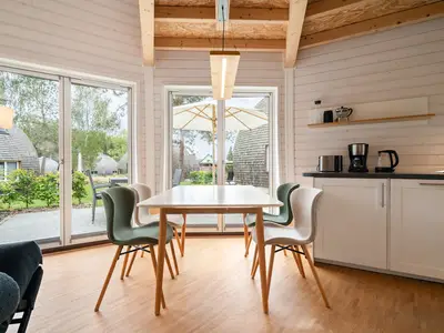 Ferienhaus Kirana - Kugelhaus am Tollensesee - Essbereich mit Gartenblick