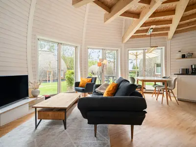 Ferienhaus Kirana - Kugelhaus am Tollensesee - großer Wohnbereich mit Blick ins Grüne