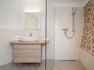 Ferienhaus Kirana - Kugelhaus am Tollensesee - Badezimmer mit offener Dusche