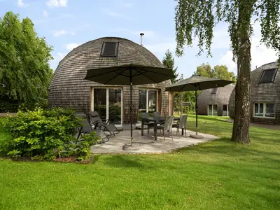 Ferienhaus Kia - Kugelhaus am Tollensesee - großzügige Terrasse mit Gartenblick