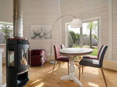 Ferienhaus Kia - Kugelhaus am Tollensesee - Esstisch mit Ausblick