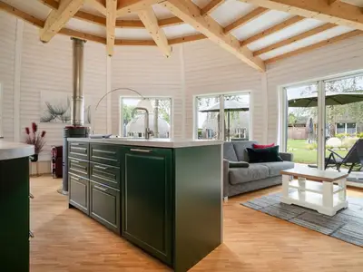 Ferienhaus Kia - Kugelhaus am Tollensesee - offene Küche am Wohnbereich