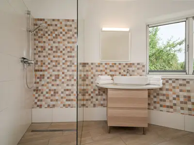 Ferienhaus Kia - Kugelhaus am Tollensesee - Badezimmer mit offener Dusche