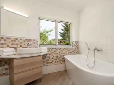 Ferienhaus Kia - Kugelhaus am Tollensesee - Badezimmer mit Badewanne