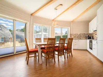 Ferienhaus Solveig - Kugelhaus am Tollensesee - großzügiger Essbereich