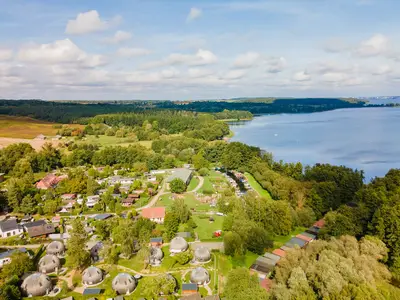 Ferienhaus Phoebe - Kugelhaus am Tollensesee - Vogelperspektive der Umgebung mit Blick auf den See