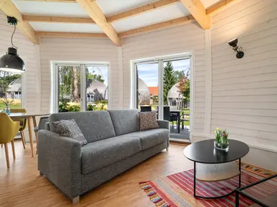 Ferienhaus Phoebe - Kugelhaus am Tollensesee - Wohnzimmer mit Blick in den Garten