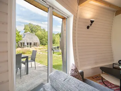 Ferienhaus Phoebe - Kugelhaus am Tollensesee - Blick in den Garten