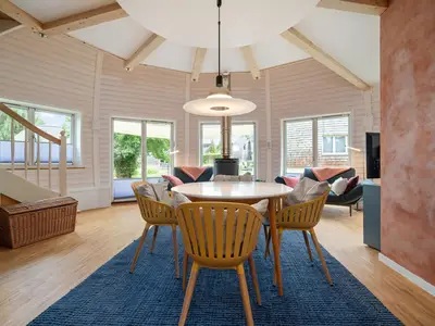 Ferienhaus Eos - Kugelhaus am Tollensesee - großzügiger Essbereich