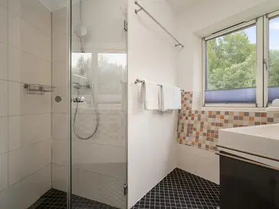 Ferienhaus Eos - Kugelhaus am Tollensesee - Badezimmer mit offener Dusche