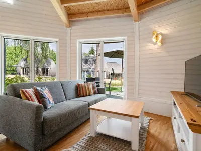 Kugelhaus Chiara am Tollensesee Penzlin – Helles Wohnzimmer mit stilvollem Design und Blick ins Grüne