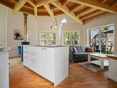 Kugelhaus Chiara am Tollensesee Penzlin – Offener Wohn- und Essbereich mit gemütlicher Atmosphäre und modernem Design