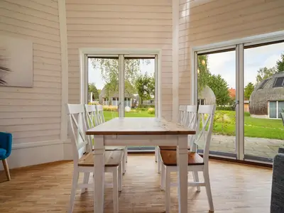 Kugelhaus Chiara am Tollensesee Penzlin – Heller Essbereich mit Panoramablick ins Grüne