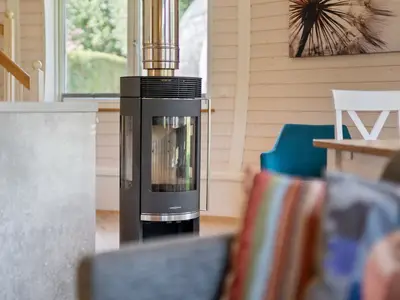 Kugelhaus Chiara am Tollensesee Penzlin – Gemütlicher Wohnbereich mit modernem Kamin und stilvollem Ambiente