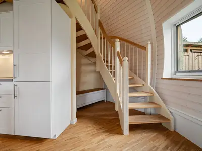 Kugelhaus Chiara am Tollensesee Penzlin – Stilvolle Holztreppe mit liebevollen Details und hellem Wohnambiente