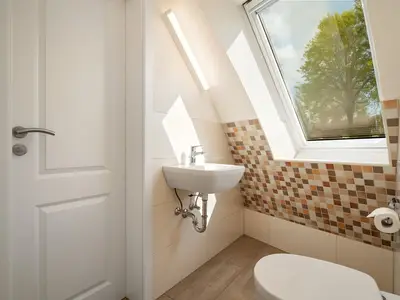 Kugelhaus Chiara am Tollensesee Penzlin – Helles Gäste-WC mit modernem Design und Tageslichtfenster