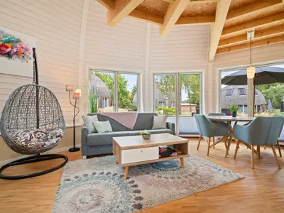 Ferienhaus Nordlichter - Kugelhaus am Tollensesee - offen gestalteter Wohnbereich