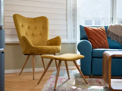 Ferienhaus Kugelhaus Südkugel am Tollensesee - Moderner gelber Sessel am Kamin