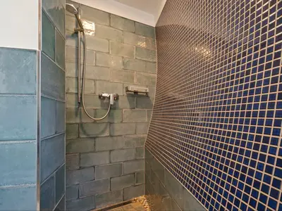 Ferienhaus Kugelhaus Südkugel am Tollensesee - Badezimmer mit moderner, kunstvoller Dusche