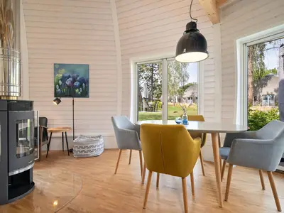 Ferienhaus Phoebe - Kugelhaus am Tollensesee - Essbereich mit kuscheligem Kamin