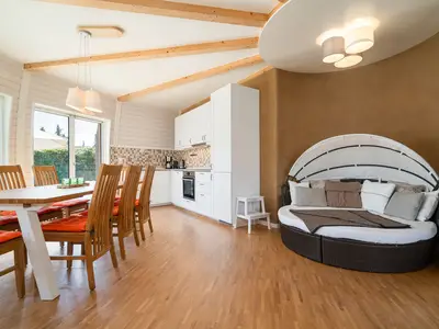 Ferienhaus Solveig - Kugelhaus am Tollensesee - offenes Wohnkonzept mit vollausgestatteter Küche