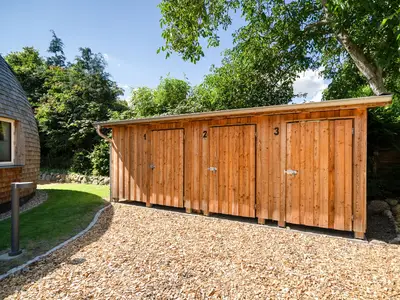 Ferienhaus Solveig - Kugelhaus am Tollensesee - Fahrradschuppen direkt hinter dem Haus