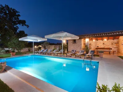 Pool. beleuchteter Pool für romantische Momente