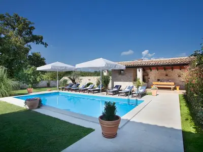 Pool. Pool mit viel Sonne und natürlichem Schatten