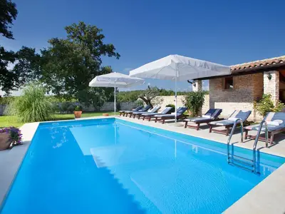 Pool. Pool mit Sonnenliegen
