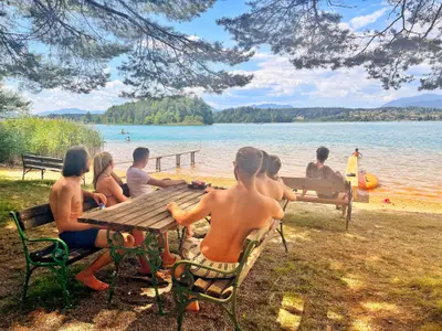 Privatstrand am türkisblauen See