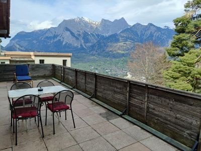 Grosse Terrasse im Obergeschoss mit traumhafter Aussicht.