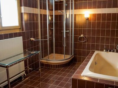 Dusche und Bad im Badezimmer OG