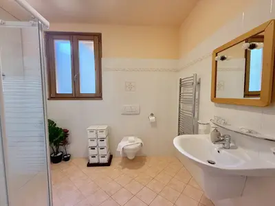 Badezimmer mit Dusche