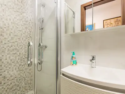 Badezimmer mit Dusche